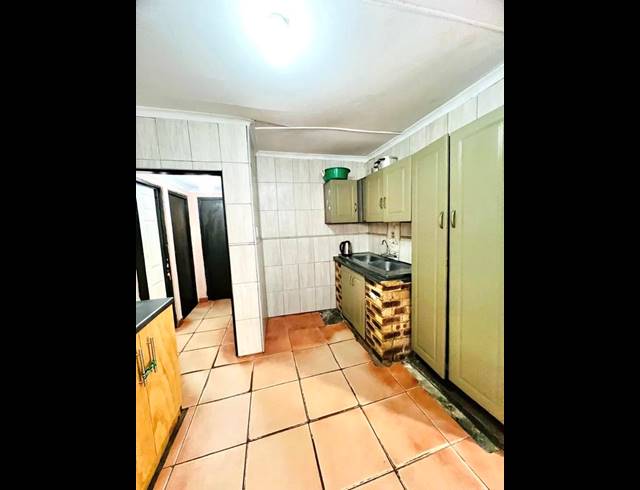 6 BEDROOM HOUSE FOR SALE IN UMLAZI A